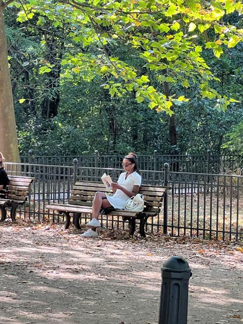 Reading In Public Aesthetic, Reading At Park, Park Reading Aesthetic, Reading In A Park Aesthetic, Park Bench Aesthetic, Reading In Public, City Girl Life, Reading Park, Sunday Aesthetic