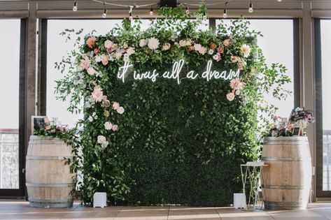 TREND ALERT: Living Walls & Living Bars for Your Wedding | Bridal Boutiques US Selfie Backdrop, Boxwood Backdrop, Backdrop Flowers, Flower Wall Rental, Photowall Ideas, Grass Backdrops, Flower Wall Wedding, Sequin Backdrop, Wedding Backdrop Design