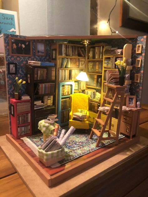 Miniature Library Room, Miniature Study Room, Miniature Model House, Mini Library Ideas, Victorian Library Room, Robotime Miniature, Sams Study, Diorama Library, Miniature Booknook