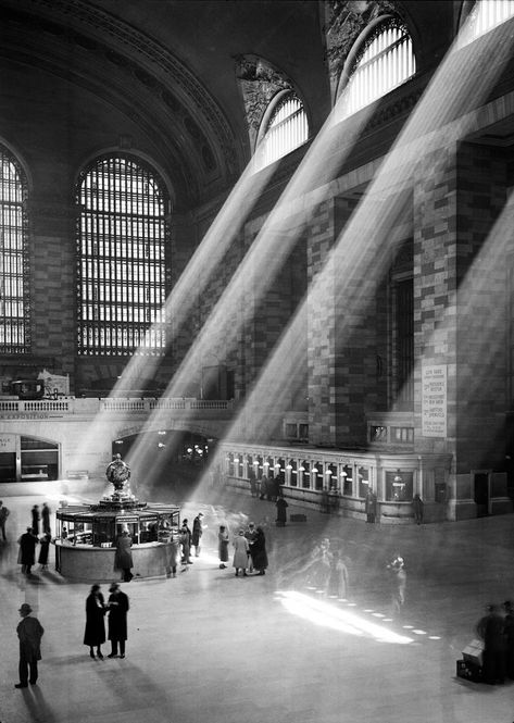 Stunning picture of Grand Central Station New York Penn Station, Old Train Station, Grand Central Terminal, Grand Central Station, New York Central, Old Train, Grand Central, Vintage New York, Central Station