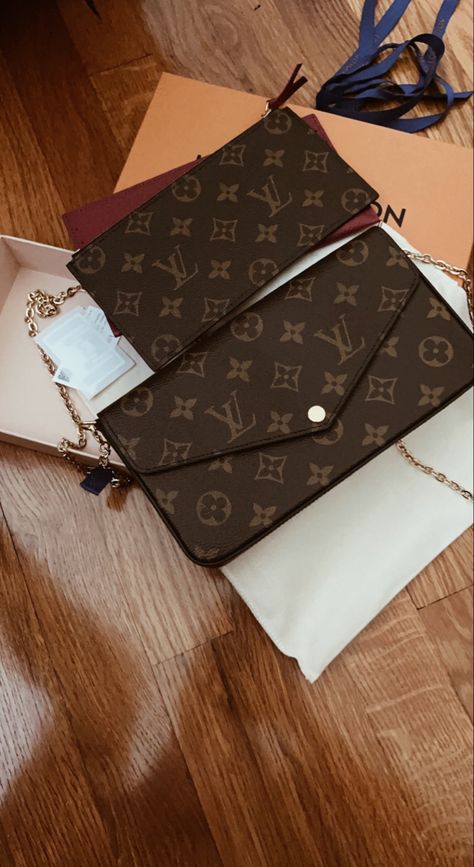 Felicie Pochette Louis Vuitton Outfit, Lv Felicie Pochette, Felicie Pochette, Louis Vuitton Outfit, Louis Vuitton Felicie Pochette, Pochette Louis Vuitton, Louis Vuitton Travel, Félicie Pochette, Lv Pochette