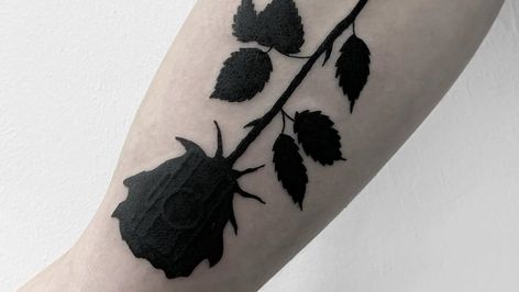 The real meaning of a black rose tattoo Closed Rose Tattoo, Black Rose Meaning, Black Rose Tattoo Meaning, Black Rose Tattoo, Rose Meaning, Rose Tattoo Meaning, Diy Tattoo Permanent, Tato Dengan Makna, Small Rose Tattoo