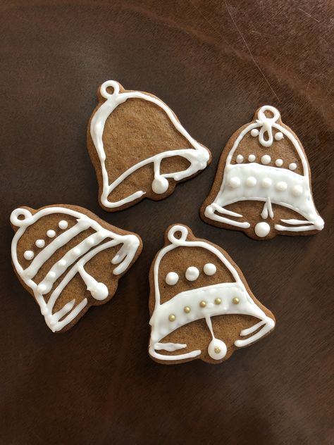 Cute Gingerbread Cookies Decorated, Gingerbread Cookies Gift, Christmas Cookie Bell, Christmas Bell Sugar Cookies, Decorated Gingerbread Cookies Ideas, Bell Sugar Cookies Decorated, Gingerbread Designs Ideas, Ginger Bread Cookies Decoration, Christmas Bells Cookies