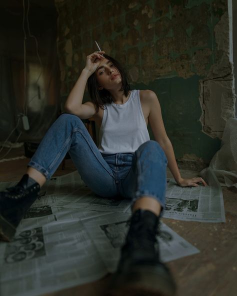 Edgy Outfits Photoshoot, Grunge Street Photography, Ry X Aesthetic, Edgy Photoshoot Ideas At Home, Grunge Photo Poses, Urban Photoshoot Ideas Street Style, Nonchalant Poses, Grungy Photoshoot Ideas, Tomboy Photoshoot Ideas