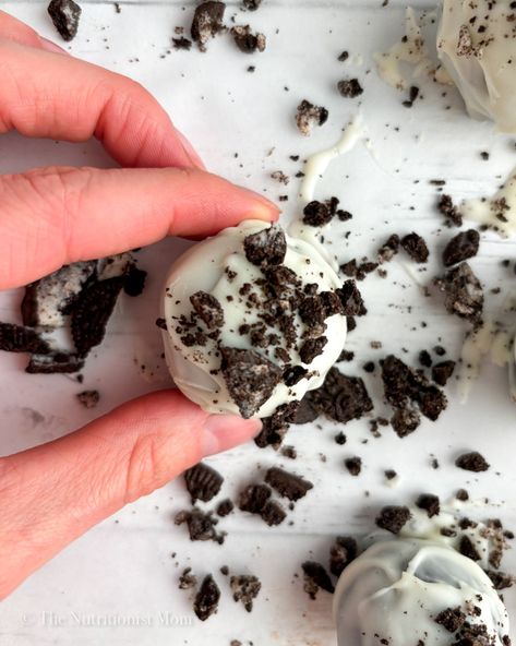 COOKIES & CREAM PROTEIN BALLS (DAIRY FREE) - Nutritionist Mom Vanilla Protein Balls No Bake, Protein Oreo Balls, Dairy Free Protein Balls, Oreo Protein Balls, Peppermint Protein Balls, Protein Cake Balls, Vanilla Protein Balls, Protein Breakfast Cookies, Dairy Free White Chocolate