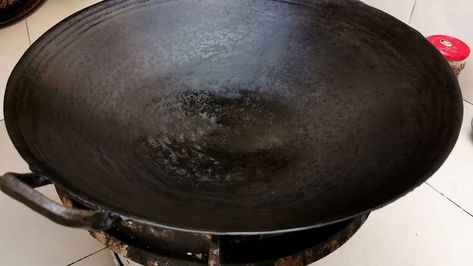 Wok Cooking, Cast Iron Wok, Bacon Fries, Hot Oil, Stir Fry Recipes, Crispy Bacon, High Protein Recipes, Cooking Tips, Cast Iron