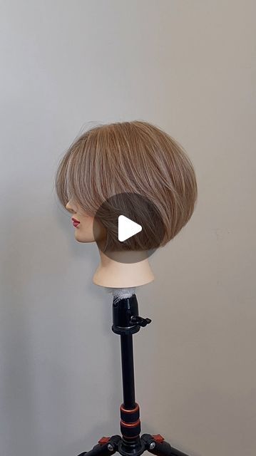 Bob Haircut Tutorial Step By Step, Layer Cut Tutorial, Kaskade Haircut, Hairstyles For Bob Cut, Diy Layered Bob, Layer Bob Haircut, Diy Bob Haircut At Home, Fluffy Bob Haircut, Rounded Bob Haircut