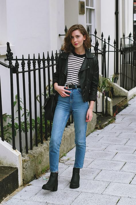 If you want to stay true to the vintage feel of mom jeans, throw on a loose fitting tee + chunky lace up boots for a ’90s grunge look. Black Mom Jeans Outfit, Outfit Essentials, Womens Black Booties, Black Mom Jeans, Mom Jeans Outfit, Grunge Look, Outfit Jeans, Looks Street Style, Jeans Mom