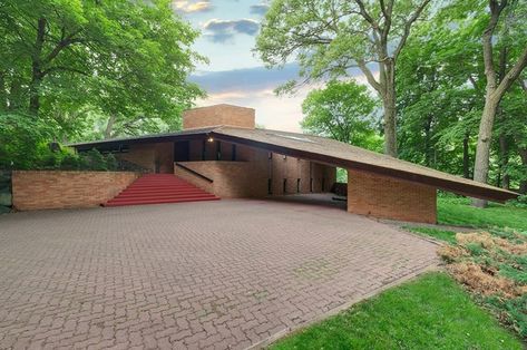 Frank Lloyd Wright Usonian, Usonian House, Frank Lloyd Wright Architecture, Frank Lloyd Wright Buildings, Frank Lloyd Wright Design, Frank Lloyd Wright Homes, Mid Century Living, Mid Century Architecture, House Features