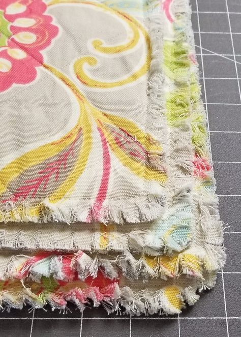 How to make placemats with fabric: this Rag Quilt Placemat Tutorial is easy to make and the placemats will look great, wash after wash. Rag Placemat, Diy Placemats Fabric, Potholders Quilted, How To Make Placemats, Make Placemats, Placemat Tutorial, Easy Placemats, Rag Quilting, Sew Pillows