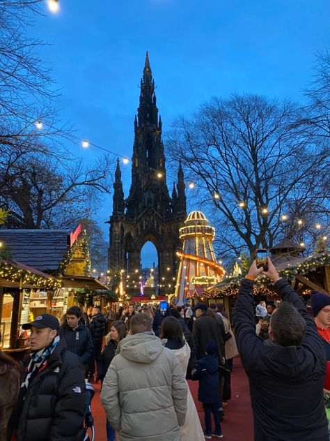 Christmas Markets Edinburgh, Edinburgh Xmas Market, Christmas Aesthetic Edinburgh, Edinburgh Winter Aesthetic, Edinburgh Christmas Market Outfit, Edinburgh In Winter, Edinburgh At Christmas, Edinburgh Scotland Christmas, Edinburgh Market