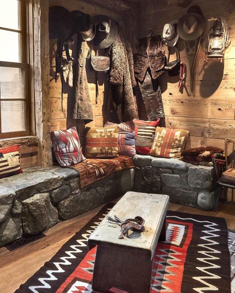 The Vance cabin on Ralph Lauren’s famed Double RL Ranch in Colorado is decorated with outerwear and throw pillows made from vintage trade blankets and a Navajo weaving. Ralph Lauren Telluride Home, Vintage Ralph Lauren Cabin, Ralph Lauren Ranch, Ralph Lauren Bedding Cabin, Ralph Lauren Colorado Ranch, Ranch Style Interior Design, Cabin Accessories, Ralph Lauren Aztec Cardigan, Double Rl