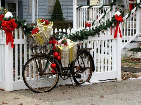 Old bike decorated for christmas with presents in basket... Easy Outdoor Christmas Decorations, Bike Decorations, Bicycle Decor, Christmas Decorations Diy Outdoor, Navidad Diy, Fence Decor, Christmas Porch, Christmas Display, Very Merry Christmas