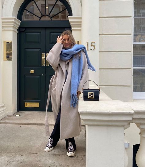 Blue Scarf Outfit, Blue Winter Scarf, Scarf Outfit Winter, Light Blue Scarf, Blue Dress Outfits, 90s 2000s Fashion, Winter Coat Outfits, Best Winter Outfits, Simple Sweaters