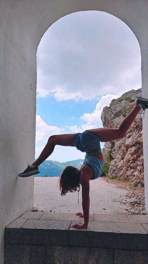 Handstand Aesthetic, Handstand Poses, Wall Handstand, Flexibility Goals, Future Mood, Yoga Poses Photography, Gymnastics Poses, Summer Picture Poses, Character Arc