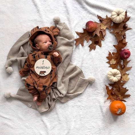 Monthly Baby Photography, Halloween Baby Pictures, Monthly Ideas, Fall Baby Pictures, Maluchy Montessori, Cute Pregnancy Pictures, Foto Kids, Baby Milestones Pictures, One Month Baby