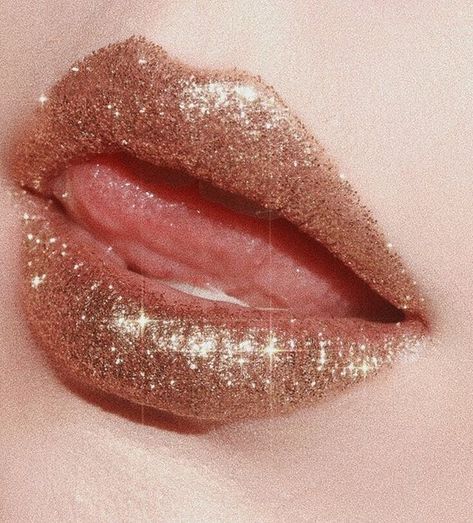 Gold Digger Aesthetic, Yellow Lips, Aesthetic Lips, Crystal Hefner, Green Mascara, Bright Pink Lipsticks, Glossy Eyeshadow, Pink Lips Makeup, Pink Mascara