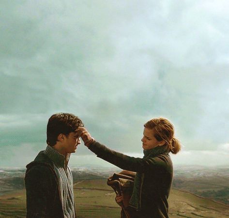 Hermione Granger Deathly Hallows, Harry Potter Friendship, Photo Harry Potter, Harry Potter And Hermione Granger, Harry Potter And Hermione, Billy Y Mandy, Deathly Hallows Part 1, Harry And Hermione, Harry Potter Hermione Granger