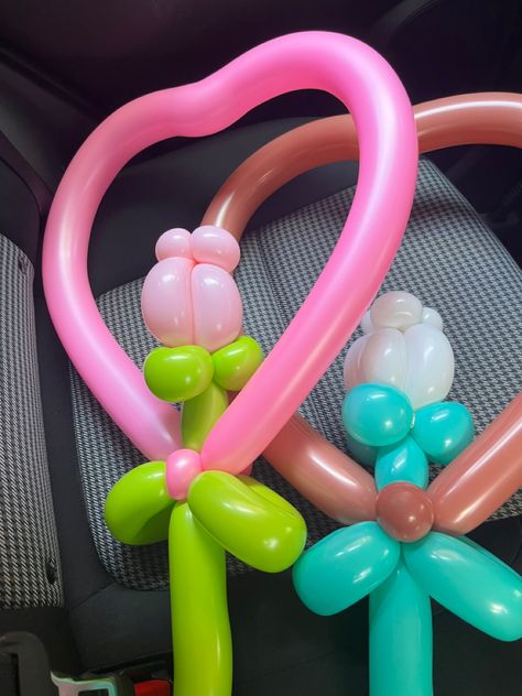 ballon heart tulip flowers Ballon Heart, Balloon Decorations Diy Tutorials, Balloon Bouquet Diy, Pretty Balloons, Twisting Balloons, Balloon Modelling, Cute Birthday Ideas, Diy Balloon Decorations, Balloon Arrangements