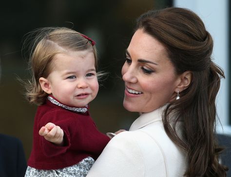 Becoming a Mom Is Terrifying No Matter Who You Are — Just Ask Kate Middleton Boarding A Plane, Half Up Half Down Short Hair, Herzogin Von Cambridge, Kate Middleton Hair, Kate Middleton Wedding, Low Chignon, Princesa Kate Middleton, Ball Hairstyles, Princess Kate Middleton