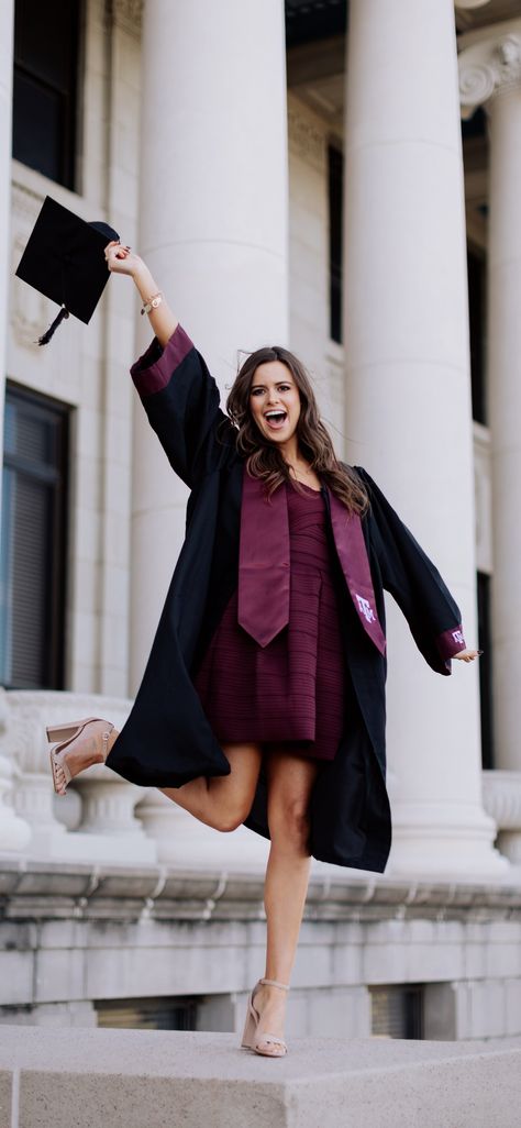 Graduation Photo Pose Ideas, Formal Graduation Pictures, Woman Graduation Pictures, Graduation Library Photoshoot, Photoshoot Graduation Ideas, Tamu Graduation Pictures, Library Graduation Pictures, Graduation Pictures With Parents, Tamu Graduation