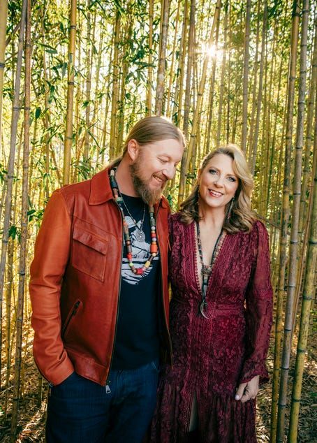 Tedeschi Trucks Band takes a full complement of musicians on the road Derek Trucks And Susan Tedeschi, Susan Tedeschi, Derek Trucks, Tedeschi Trucks Band, Derek And The Dominos, Concept Album, Joe Cocker, Allman Brothers, Guitar Solo