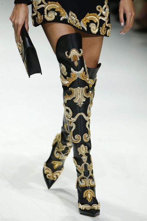 Shoes Walking, Runway Shoes, Versace Shoes, Best Shoes, Shoes Spring, Milan Fashion Weeks, Jelly Sandals, Fabulous Shoes, Pretty Shoes