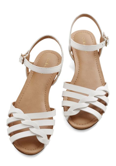 White Sandals Outfit, Bass Sandals, White Sandals Flat, Sandal Kulit, Braided Leather Sandals, Woven Leather Sandals, Vintage Sandals, Fashion Shoes Sandals, Sandals Outfit