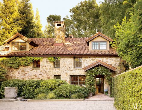 Monterey House, Ranch Architecture, Napa Style, Big Mansions, California Backyard, Sims Inspiration, Spanish Mediterranean, Stucco Homes, Mediterranean Style Homes