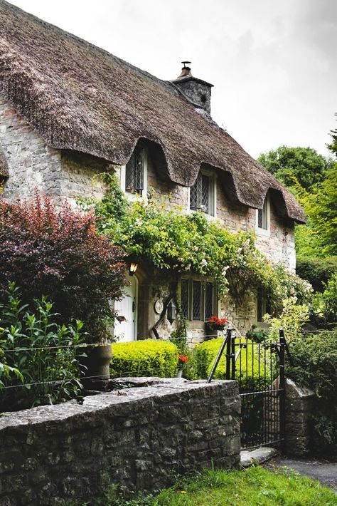 Style Showcase 166 - Southern Hospitality White Concrete House, Cottagecore Aesthetic Wallpaper, Rock Pathway, Cottage Images, Cottagecore Wallpaper, Thatched Cottage, Concrete House, Thatched Roof, Stone Cottage