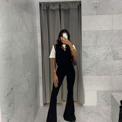 Shakila🤍 (@therealkila_) • Instagram photos and videos Black Flare Outfit, Black Flares Outfit, Outfits With Flares, Flared Leggings Outfit, Flares Outfit, Flare Leggings Outfit, Flare Outfit, Outfits Leggins, Flared Pants Outfit