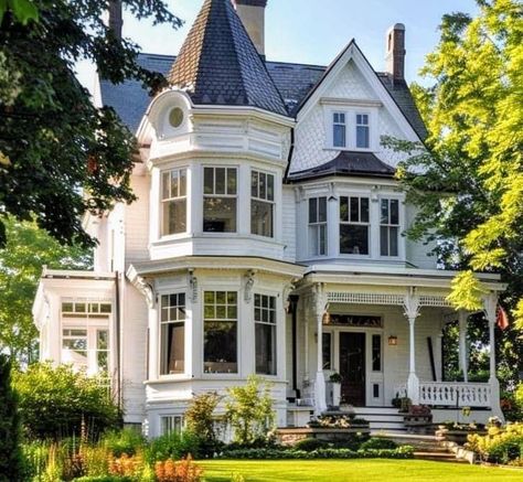 Vintage Exterior House, 1800s Buildings, Small Vintage House, Beautiful Victorian House, New England Hus, Modern Victorian Homes, Victorian Homes Exterior, Castle House Design, Old Victorian Homes