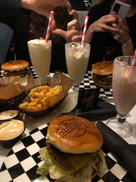 Cute Diner Aesthetic, Aesthetic Diner Food, Burger Diner Aesthetic, Nerd Friends Aesthetic, Diner Food Aestathic, Eating Out With Friends Aesthetic, Friends Eating Together Aesthetic, Midnight Burger Podcast, Diner Aesthetic Food