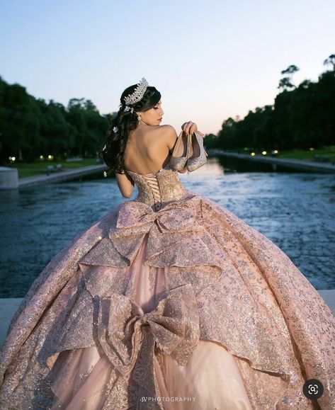 Loveee the back Rose Gold Quince Dress, Gold Quince Dress, Rose Gold Quinceanera Dresses, Rose Gold Quince, Rose Gold Quinceanera, Xv Dresses, Quinceanera Dresses Gold, Quinceanera Pink, Quinceanera Themes Dresses