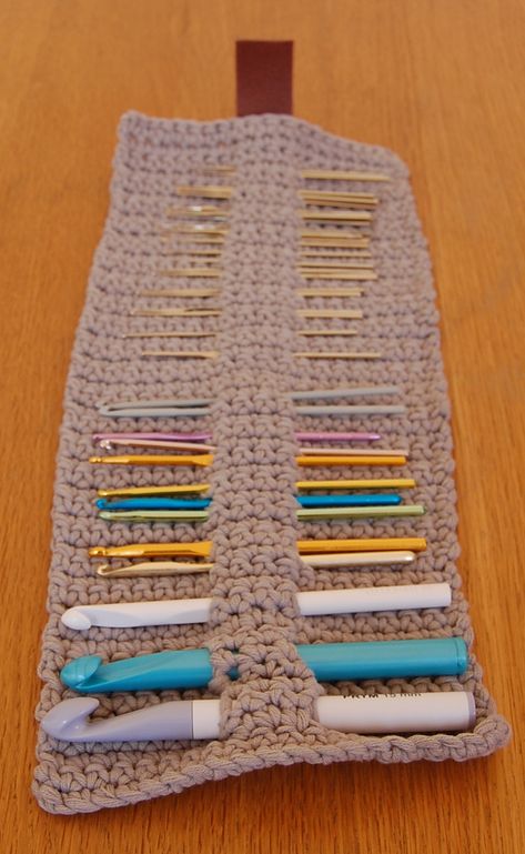 Roll Up Crochet Hook Case Free Pattern, Crochet Hook Storage Case, Crochet Crochet Hook Case, Crochet Hook Storage Ideas, Crochet Case For Hooks, Crochet Hook Holder Free Pattern, Diy Crochet Hook Case, Crochet Hook Case Free Pattern, Crochet Hooks Case