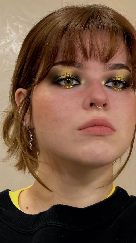 Creative Gold Makeup, Yellow And Gold Eyeshadow Looks, Yellow Glitter Eye Makeup, Golden Black Makeup, Black And Yellow Eyeshadow, Fashion Show Makeup Ideas, Black And Golden Makeup, Black And Glitter Makeup, Black And Yellow Makeup Looks