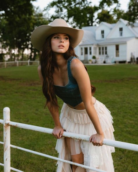 Western Photoshoot Outfits, Western Photoshoot Ideas, Western Photo Shoots, Tulle Outfit, Cowgirl Photoshoot, Foto Cowgirl, Cowgirl Photo, Western Photoshoot, Western Photo