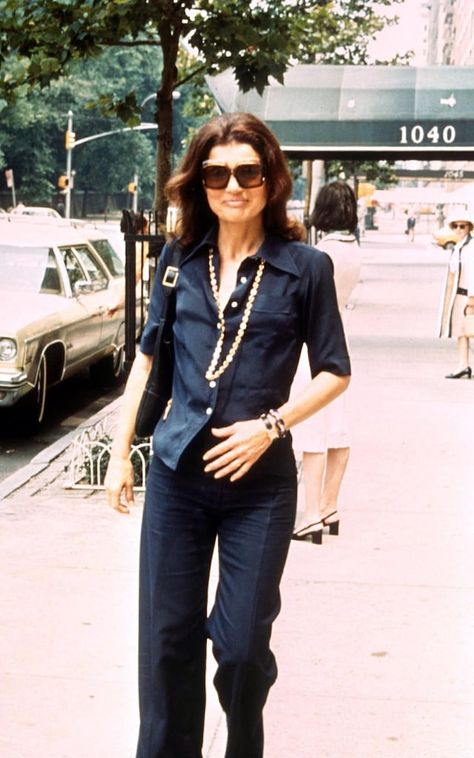 Jackie Onassis Style, Jackie O Sunglasses, Gorgeous Summer Dresses, Jackie O Style, Jackie Onassis, 70s Look, Trendy Bar, Dramatic Classic, Jackie O