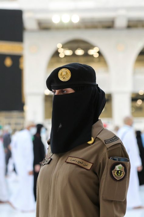 Saudi Arabia Women, Police Photo, Saudi Women, Islamic City, Arab Men Fashion, Bin Salman, Prince Mohammed, Photo Album Layout, Niqab Fashion