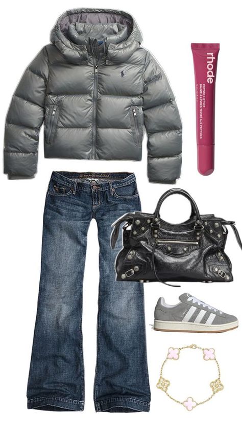 Campus Winter Outfits, Football Winter Outfit, Cuffed Sweatpants Outfit, Cold Weather Outfits School, Game Day Outfit Cold, Winter New York Outfits, Cold Winter Outfits Aesthetic, Outfit 2000, 00s Style