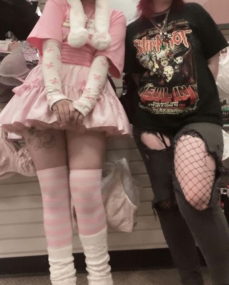 Kawaii And Goth Friends, Opposite Gf Aesthetic, Goth And Pink Couple, Pastel And Goth Couple, Pink X Black Aesthetic Couple, Opposite Aesthetic Outfits, Polar Opposites Aesthetic, Pink And Black Couple, Opposite Aesthetic Couple