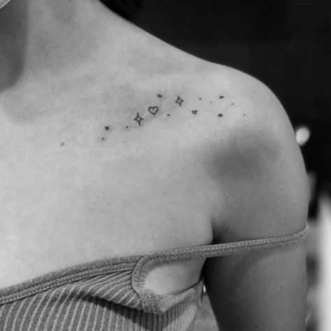 Collar Bone Henna Tattoo, Feminine Tattoos Collar Bone, Collarbone Tatoos Small, Collar Bone Tattoo Meaningful, Clavical Tattoos Women Small, Collarbone Wing Tattoo, Outer Collar Bone Tattoo, Collarbone Tattoo Dainty, Collar Bone Tattoo Ideas Female