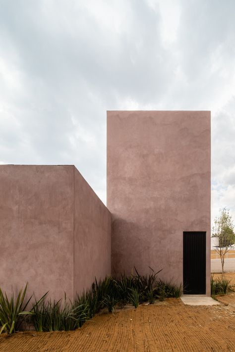 The Rustic Beauty of the Chukum in Modern Mexican Architecture | ArchDaily Contemporary Building, Modern Mexican, Rural House, Social Housing, Building Systems, Roofing Systems, Traditional Architecture, Architecture Photo, Architecture Firm