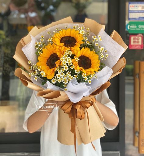 Graduation Flowers Bouquet, Graduation Bouquet, Graduation Flowers, Diy Bouquet Wrap, Sunflower Arrangements, Flower Bouquet Diy, Boquette Flowers, Flower Gift Ideas, Flower Business