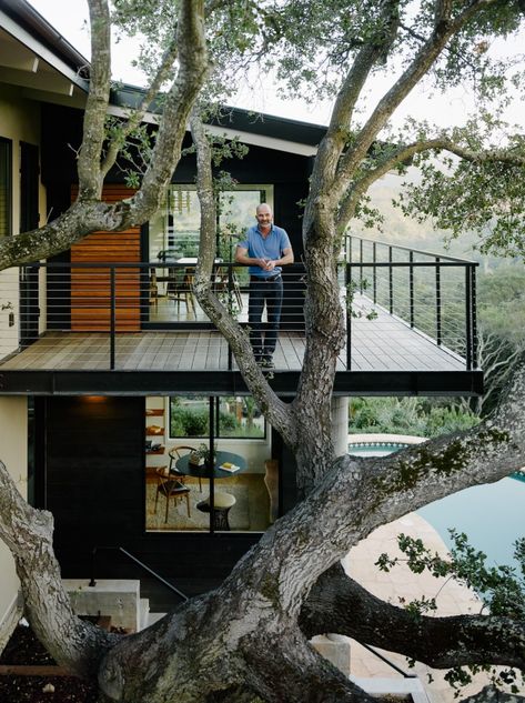 Valley Views: A Landscape Among the Treetops in Portola Valley, CA Modern Tree House, Slope House, Modern Outdoor Spaces, Hillside House, Balkon Design, Forest Canopy, Midcentury Home, Forest House, House On A Hill