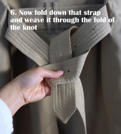 How to properly tie a classic Burberry trench coat knot in two ways in photos (Unisex) | Save. Spend. Splurge. Coat Knot, Burberry Trench Coat Outfit, Outfit Trench, How To Wear Belts, Spring Trench, Trench Coat Outfit, Burberry Coat, Burberry Trench, Burberry Trench Coat