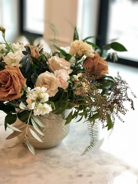 Toffee Floral Wedding, Cream Copper And Green Wedding, Green And Brown Flowers, White Green Brown Flower Arrangement, Green And Brown Flower Arrangements, Neutral Flower Table Arrangements, Toffee Rose Arrangement, Green And Brown Wedding Flowers, Toffee Floral Arrangement