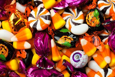 Reese's New Machine Will Let You Exchange Candy You Hate for Peanut Butter Cups Dulces Halloween, Pumpkin Queen, Bonbon Halloween, Catty Noir, Halloween Queen, Black Licorice, Pumpkin Seasoning, Samhain, Hallows Eve