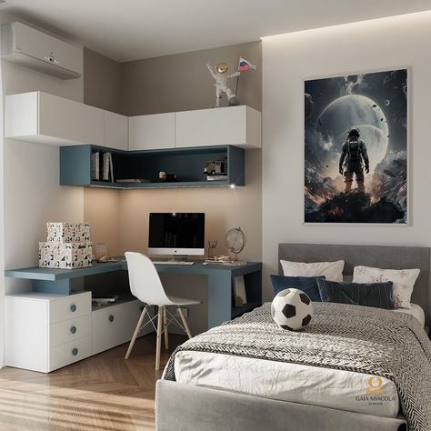 The bedroom is decorated with blue and white soccer ball-themed bedding, pictures of soccer players and fields, and a soccer ball on the bed and desk. The walls are painted white and the floor is covered in a light blue carpet. The overall impression is bright, airy, and soccer-themed. Boys Bedroom Ideas Teen, Boy Room Aesthetic, Modern Boy Bedroom, Small Boys Bedroom Ideas, Cool Boys Bedroom, Kids Room Ideas For Boys, Small Boys Room, Gaia Miacola, Boy Room Ideas