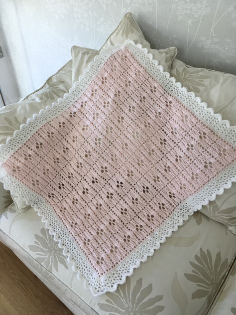 I wanted to try this pattern, and to be honest when I first started I found it a bit boring, but as it grew I really started to like it. It’s daintty and such a nice blanket for a summer baby. Call The Midwife Blanket, Crochet Dreams, Bunny Blanket, Chic Crochet, Free Pattern Crochet, Call The Midwife, Crochet Blanket Designs, Chic Chic, Baby Afghan